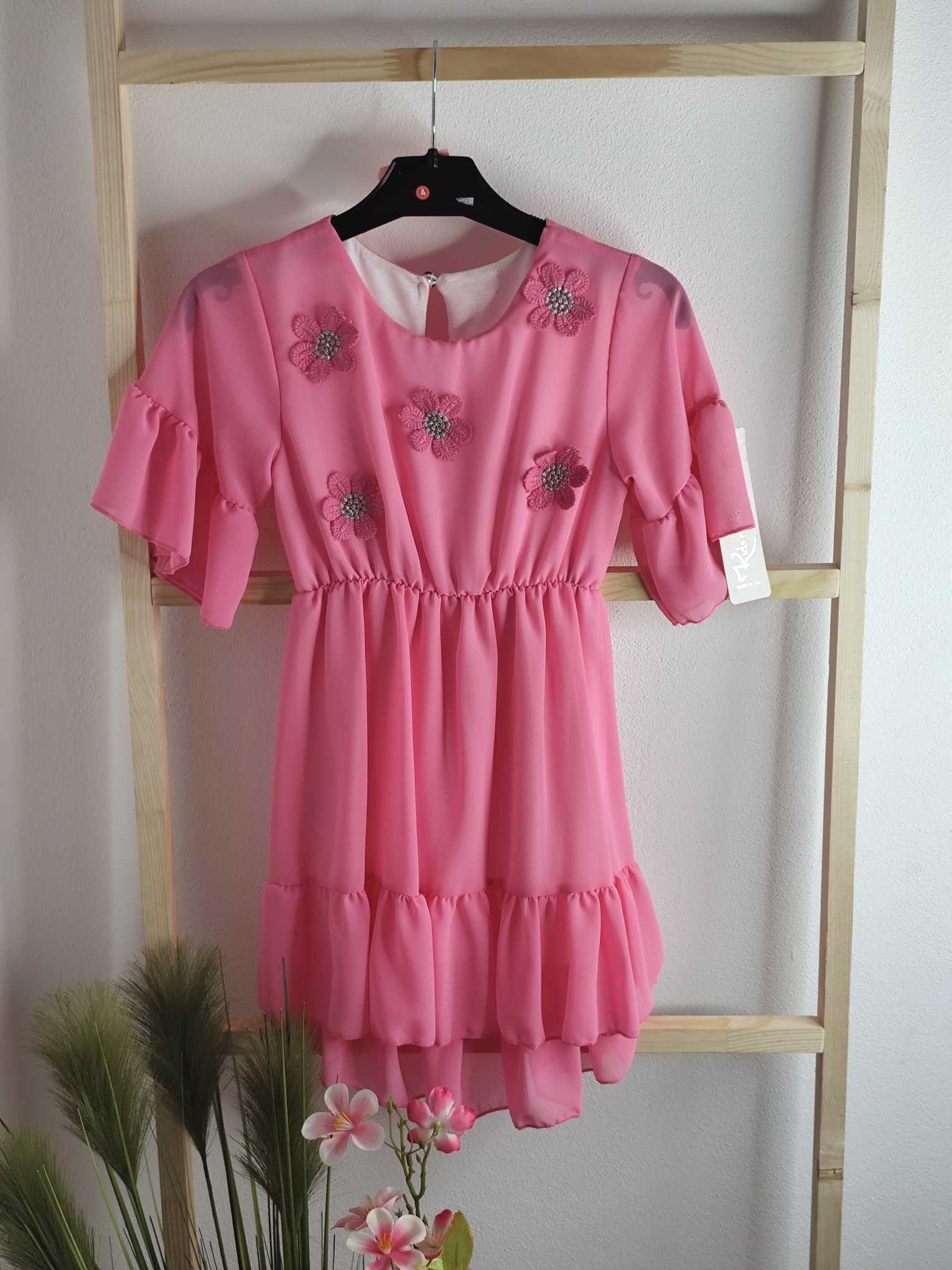 Sukienka zwiewna ,w pasie gumeczka.