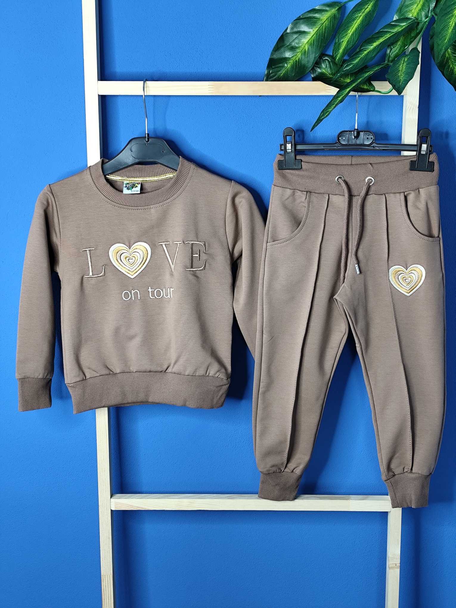 Komplet dla dziewczynki bawełniany z dodatkami złotymi.